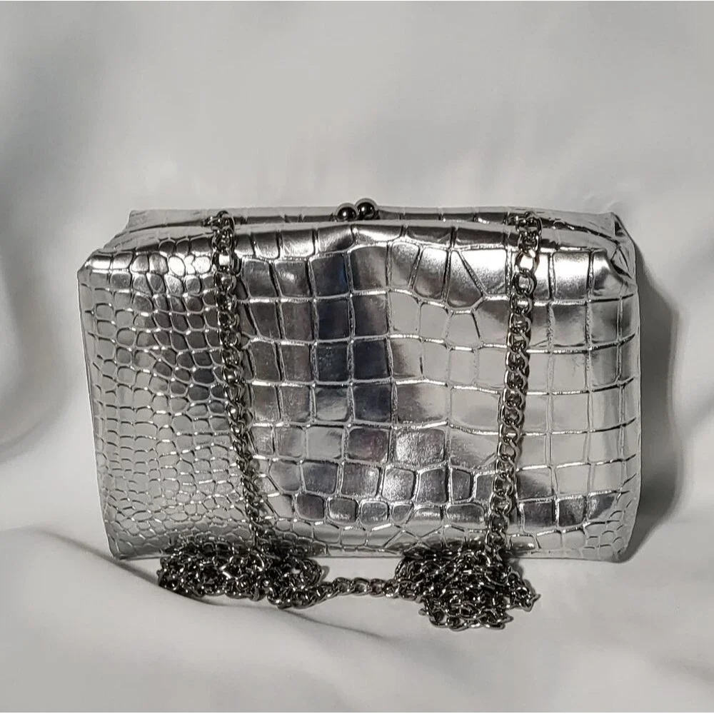 A New Day Women's Small Quilted Silver Clasp Crossbody Bag 5"x8"x2.5" GUC 🐈 - Picture 4 of 6